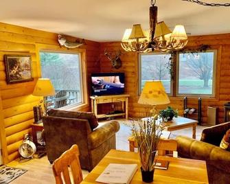 White Pine Cabin with Swimming Pond & Hot Tub Jacuzzi - Lansing - Living room