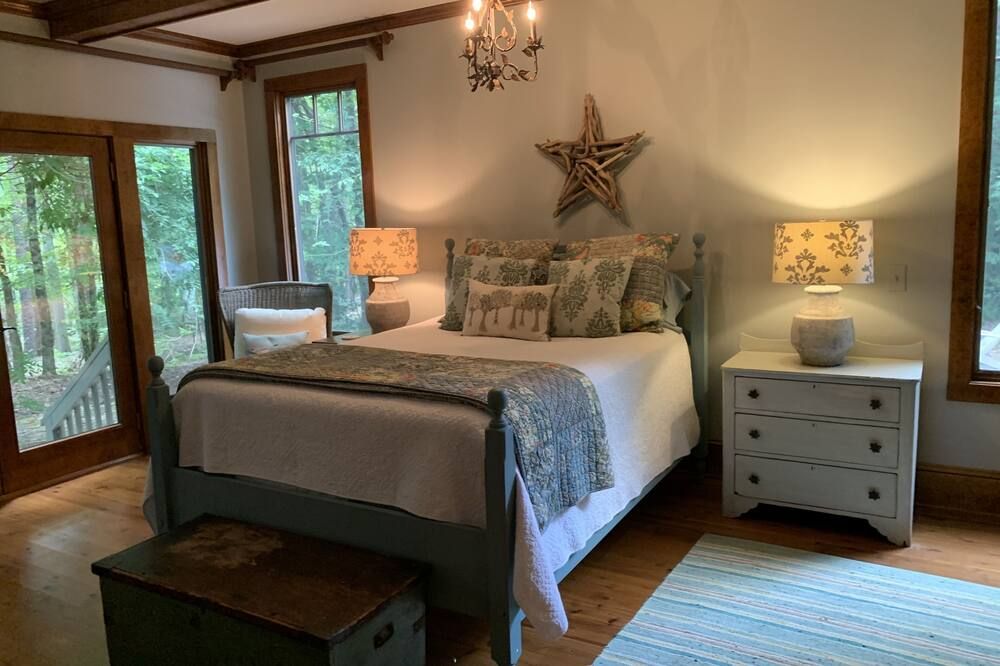 Celebrate Spring! Beautiful, custom Kerr Lake lodge home + private dock. - Henderson - Schlafzimmer