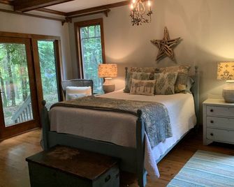 Celebrate Spring! Beautiful, custom Kerr Lake lodge home + private dock. - Henderson - Schlafzimmer