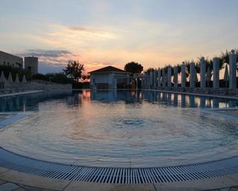 Hotel Scoglio Degli Achei - Carovigno - Zwembad