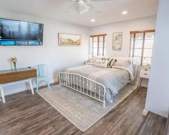 Cam Heights Hideaway w/ Full Kitchen & King Bed - Camarillo - Bedroom