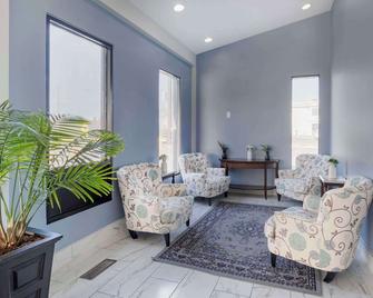 Quality Inn & Suites Bloomington - Bloomington - Living room