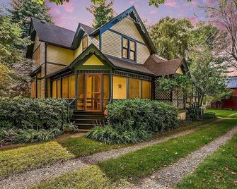 Gatsby style oasis near Saugatuck, shops, wineries, stunning backyard! - Fennville - Edificio