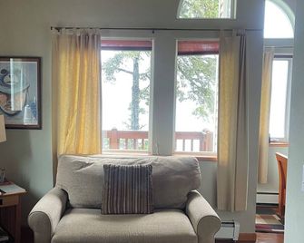 Kodiak Awesome View Vacation Rentals: The Captains Quarters - Kodiak - Sala de estar
