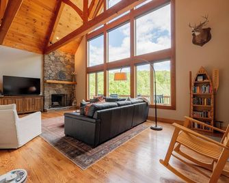 Private lakefront home with dock, forest views, balconies, game room, and cozy indoor charm - Dublin - Huiskamer