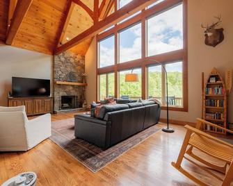 Private lakefront home with dock, forest views, balconies, game room, and cozy indoor charm - Dublin - Soggiorno
