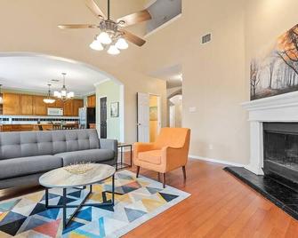 Large Comfy 4br Retreat/Great Location ~fam/Group - Mansfield - Living room
