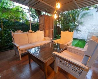 Hotel Signature Crest Near St Joseph's Catholic Church, Panchgani - Panchgani - Patio