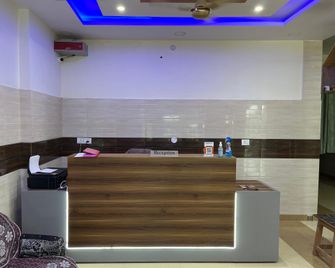OYO Hotel Red Cross(Banquet&Restra) - Unnāo - Front desk