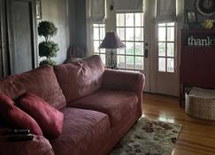 Whole house, sep. apt., 2 bedrooms, dining room, 1 bath ,porch and patio access. - Abbeville - Huiskamer