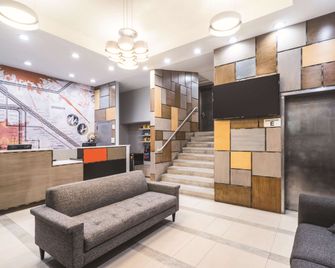 La Quinta Inn Suites by Wyndham Brooklyn Downtown - ברוקלין - דלפק קבלה