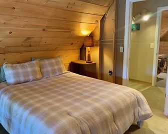 Spectacular Private Lakefront Cabin on Maine's Wilson Pond - Wayne - Bedroom