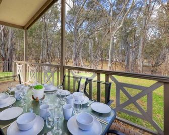 Deniliquin Riverside Caravan Park - Денілікві