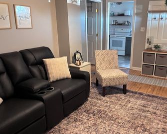 Our Wrens Nest is a tiny, cozy home that immediately feels like home - New Holland - Obývací pokoj