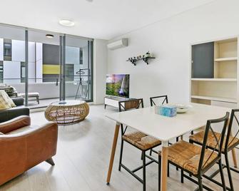Kozyguru | Mascot | 2Bed 2Bath-Free Double-Parking - Mascot - Jídelna