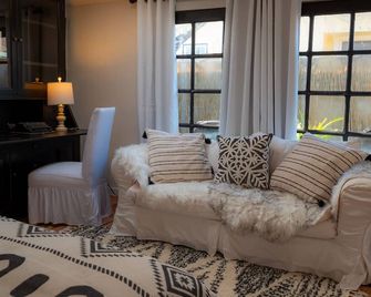 Cozy Historical Cottage In Petaluma - Petaluma - Obývací pokoj