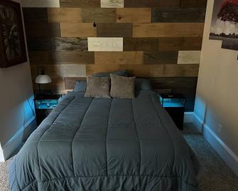 PRIVATE one bed, one bath and separate entrance at Revolving Door Ranch - Camden - Спальня