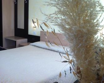 Hotel Onda Bleu - Botricello - Schlafzimmer