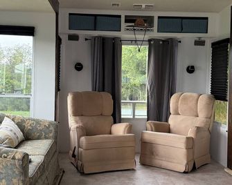 Pasture Perch: Renovated Camper, Farm Setting & Mountain Views Near Dream Park - Sharon Springs - Sala de estar