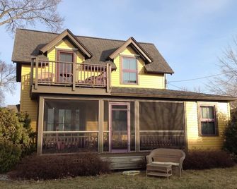 2 level, 2 bedroom/2 bath filled with windows framing amazing water views! - Lake City - Building
