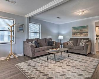 Gulfport Bungalow by Jones ParkandBeach Access! - Gulfport - Living room