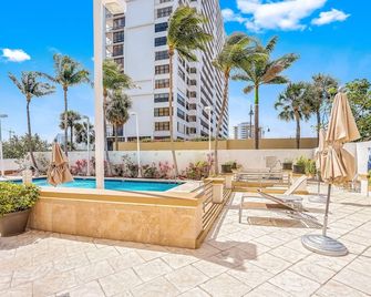 Galleria Mall Hotel Walk to the Beach - פורט לודרדייל - בריכה