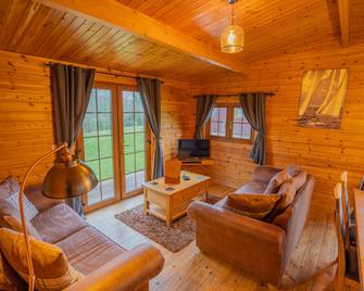 Wall Eden Farm - Luxury Log Cabins and Glamping - Highbridge - Living room