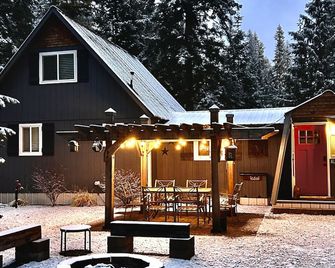 Relax with your friends and family at this peaceful slice of heaven. - Priest River - Patio