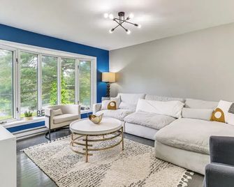 3 Mi to Main St: Modern New Paltz Home - New Paltz - Living room