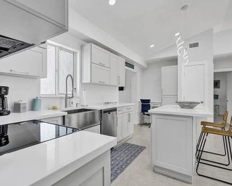 Luxury & Comfy Pool Getaway ~ Mins to Beaches & DT - Fort Lauderdale - Kitchen