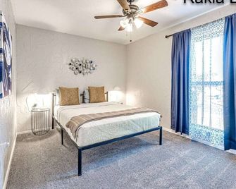 This townhouse is a 2 bedroom(s), 1.5 bathrooms, located in Edmond, OK. - Edmond - Bedroom