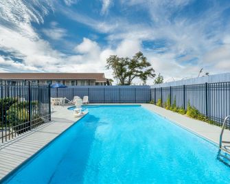 Days Inn by Wyndham Panama City - פנמה סיטי - בריכה