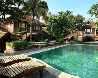 Punnamada Resort - Alappuzha - Pool