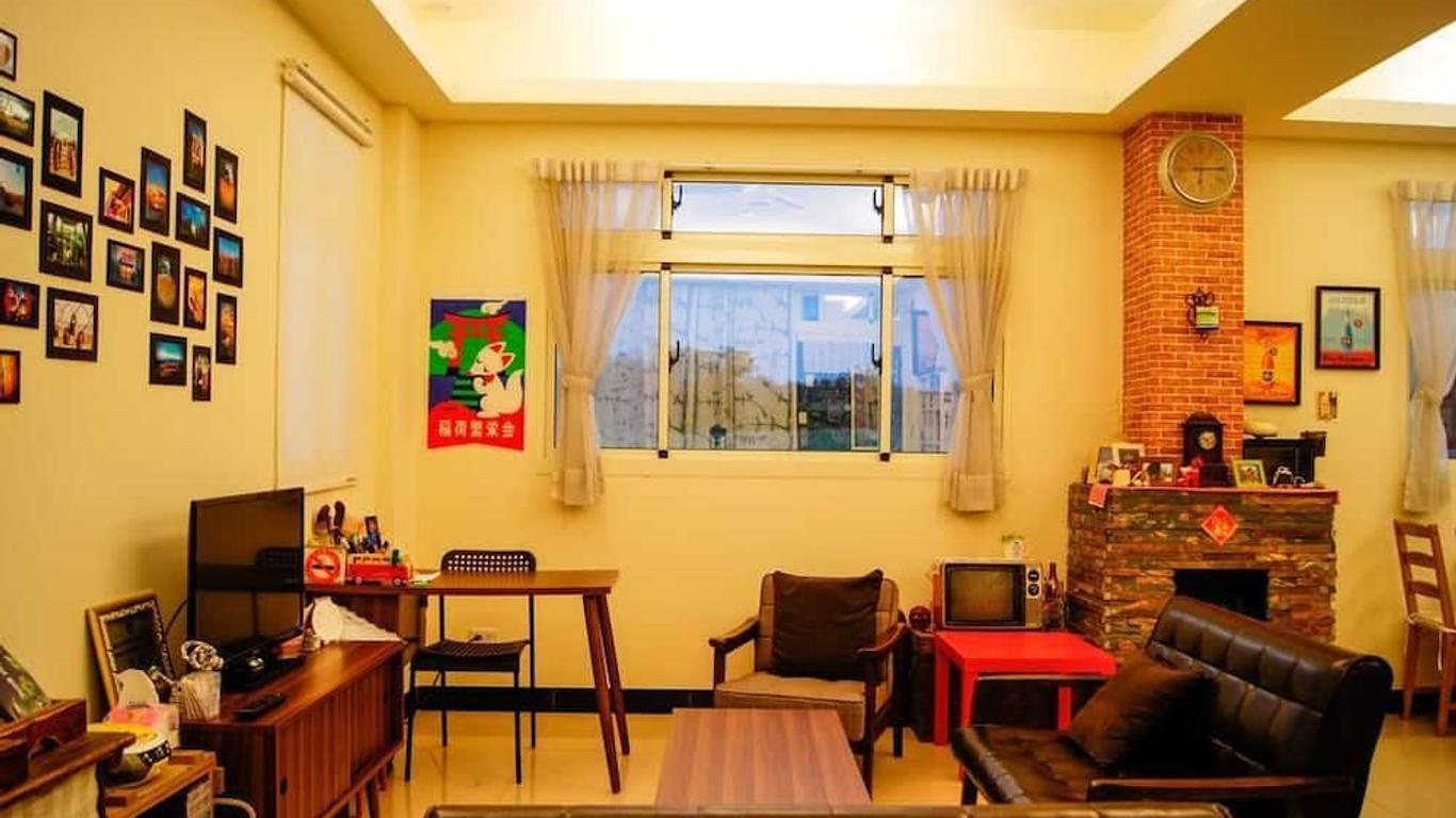 هابي تري هوستل