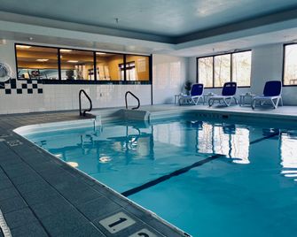 Holiday Inn Express & Suites Plymouth By IHG - Plymouth - Zwembad