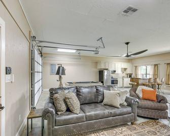 Quiet Lake Gladewater Getaway with Dock and Kayaks! - Gladewater - Living room