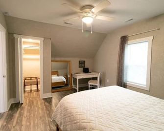 Spacious Rustic Downtown Market St 1 Bedroom Apt, Sleeps Up to 5, Steps to Honeywell & Eagles Theatre - Wabash - Slaapkamer