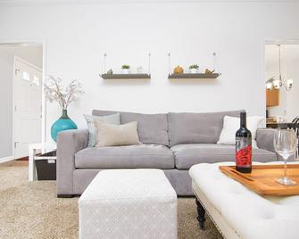  Spacious Cozy 3br Home Near Shops w Yard - Charlotte - Sala de estar