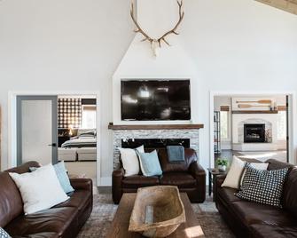 Spacious, bright & modern Gull Lake home - gentle elevation and sunsets - Nisswa - Sala de estar
