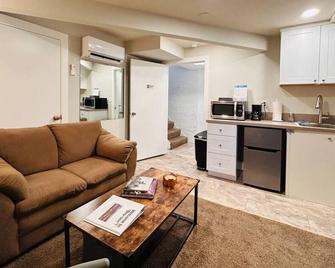 Heavenly Hideaway, the best tiny apt there ever was! Come stay in this two room studio with MODERN, NEW bathroom located in Boise's West End, close to all shopping and retail, 10 minutes from downtown Boise, you'll find all the amenities plus washer dryer - Boise - Living room