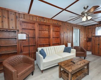 Kc's Cozy Cape - Sleeps 8, Bbq, Central Ac/Heating, Wi-Fi, Laundry, Free Parking - Akron - Living room