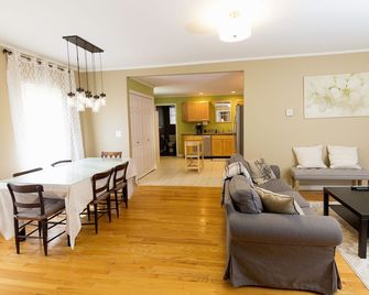 Beautiful Downtown 3 Bedroom/2 Bath Apartment - Saratoga Springs - Living room