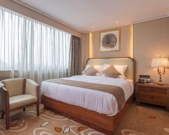 Century Plaza Qidu Hotel - Zibo - Bedroom