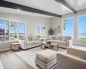 Lakeside Getaway - Games, HotTub & Space to Gather - Faribault - Huiskamer