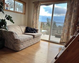 Sooke Oceanview Cabin Farmstay-nature, private, ocean views, storm watching - Sooke - Living room