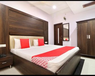 Hotel City Night - Ludhiana - Schlafzimmer