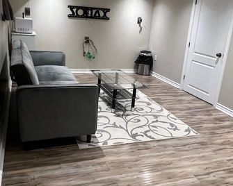 Entire Separate 1 Bedroom Guest Suite Basement(Attraction For Winery & So On) - Lincoln - Living room
