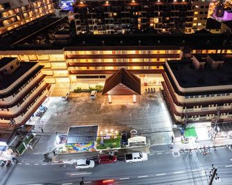 Baumanburi - Patong - Edificio