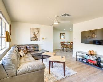 Kingman Vacation Rental with Yard and Fire Pit - Kingman - Sala de estar