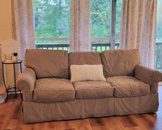 Cozy Stowe Getaway steps away from Rec Path, Food, and Fun! - Stowe - Living room